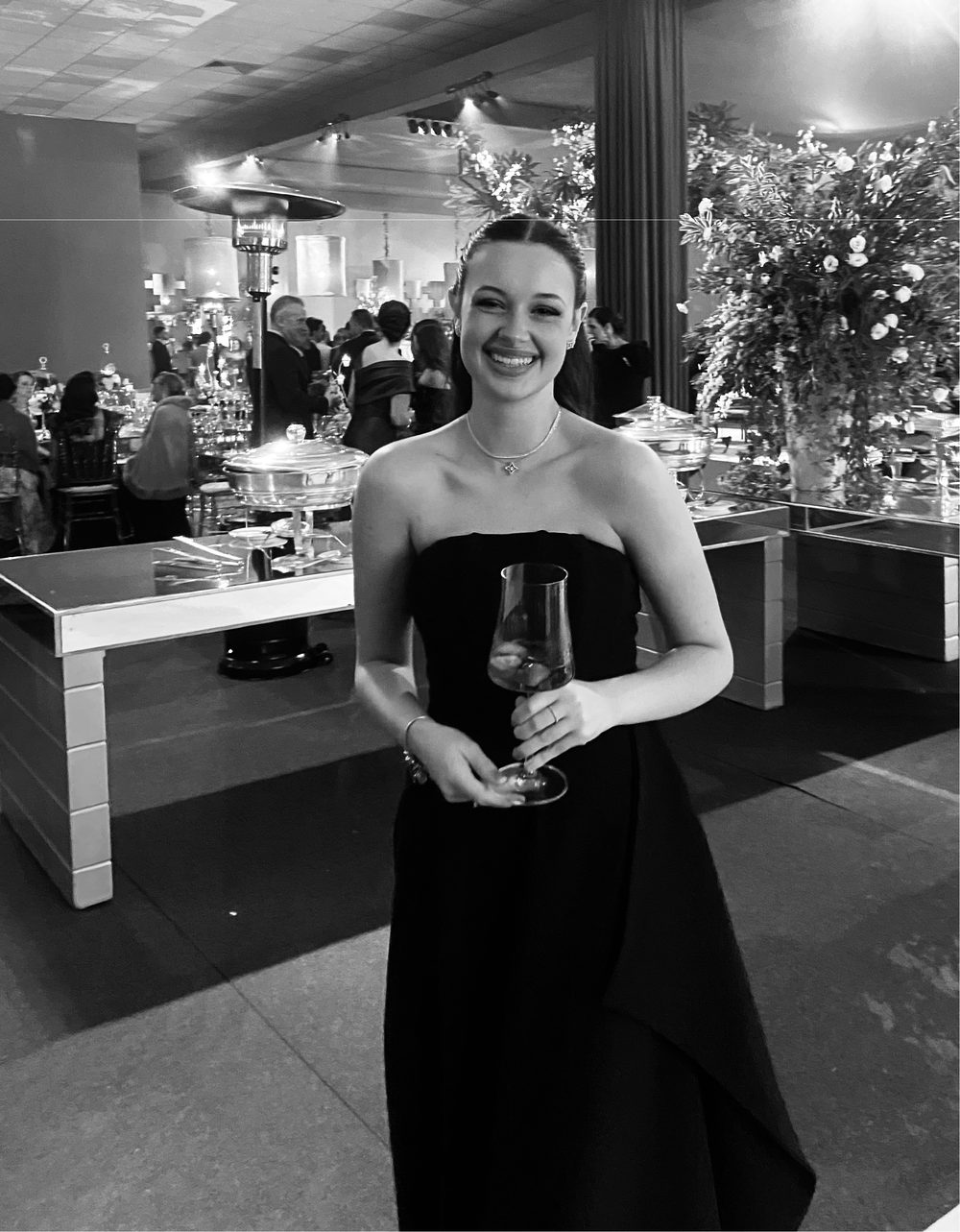 Clara Bissoni em vestido preto num evento
